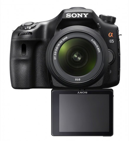 Sony A65V mit klappbarem Display (Bild: Sony)